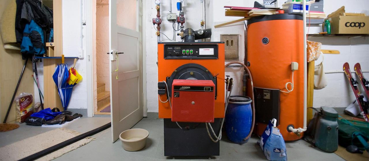 Alte Ölheizung in einem Keller.