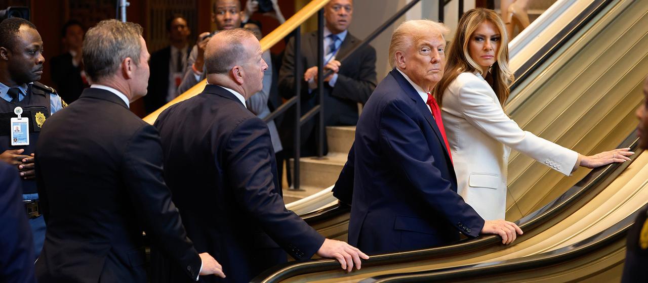 Donald Trump und Melania Trump auf einer Rolltreppe im UN-Hauptquartier (Archiv, Foto: 23.9.2025)