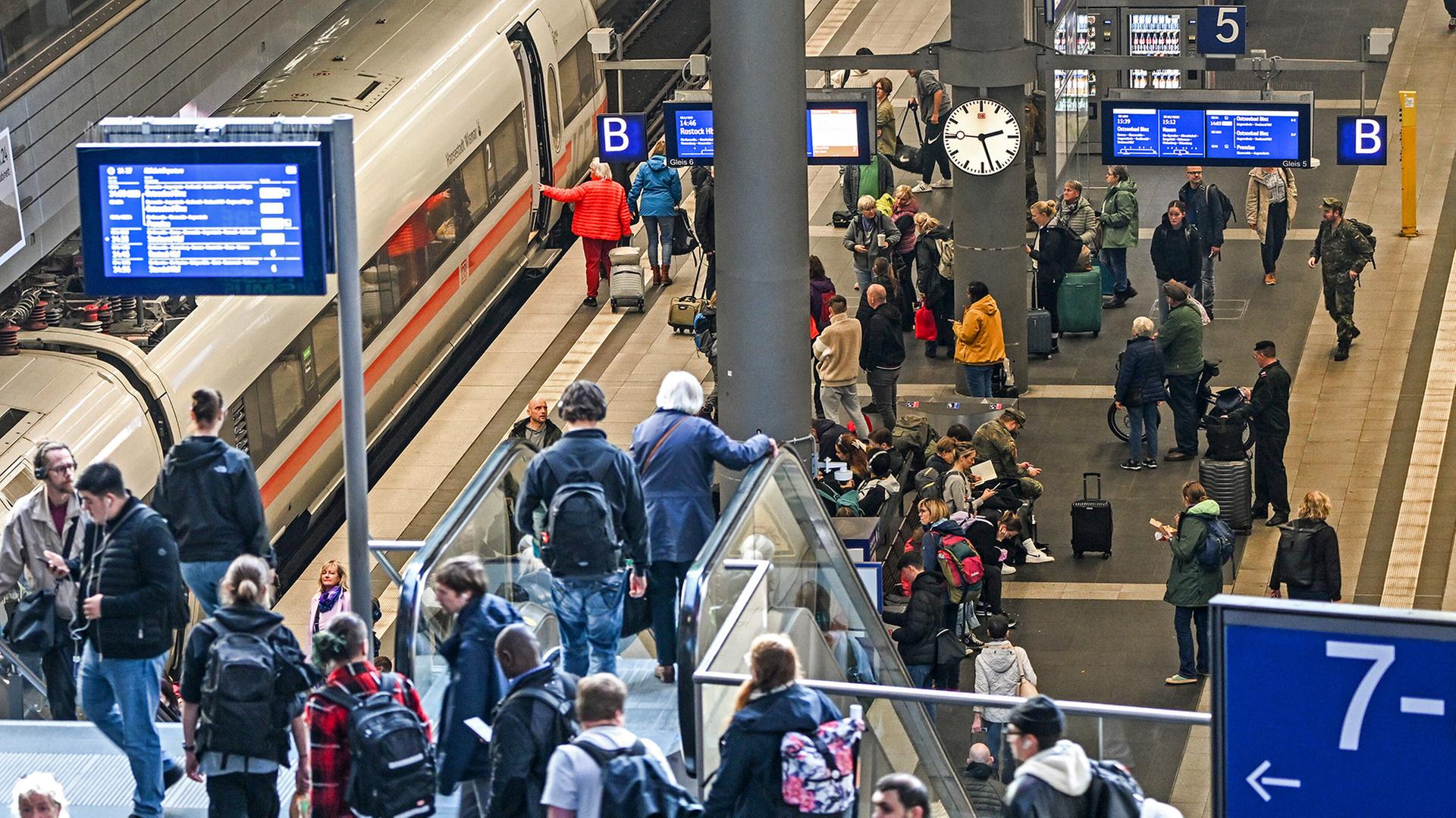 Reisende sind im Oktober 2024 zum Start in die Berliner Herbstferien auf dem Hauptbahnhof unterwegs. (Quelle: Picture Alliance/Jens Kalaene) | Picture Alliance/Jens Kalaene