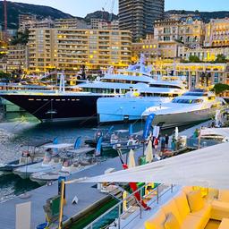 Jachten liegen im Hafen von Monte Carlo.