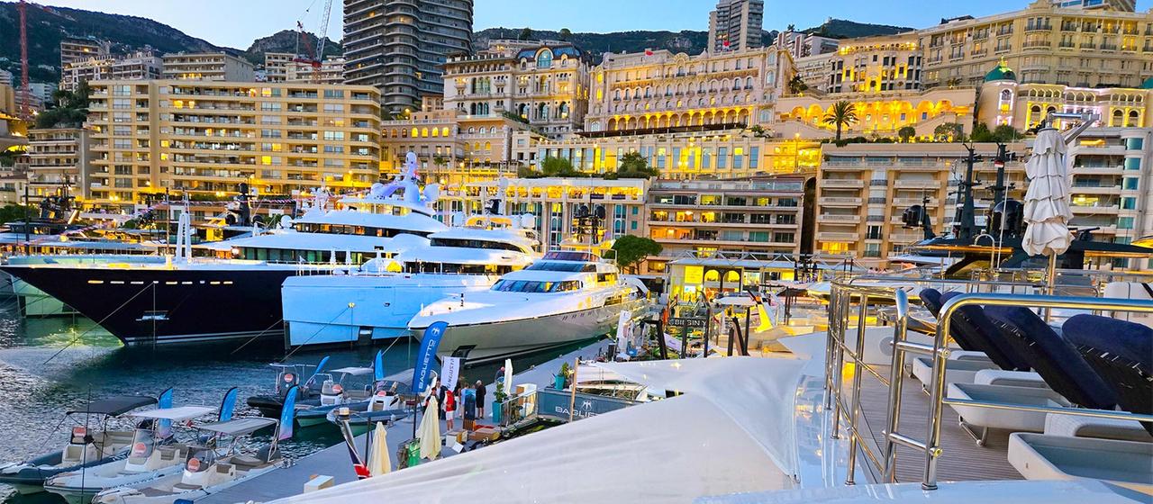 Jachten liegen im Hafen von Monte Carlo.