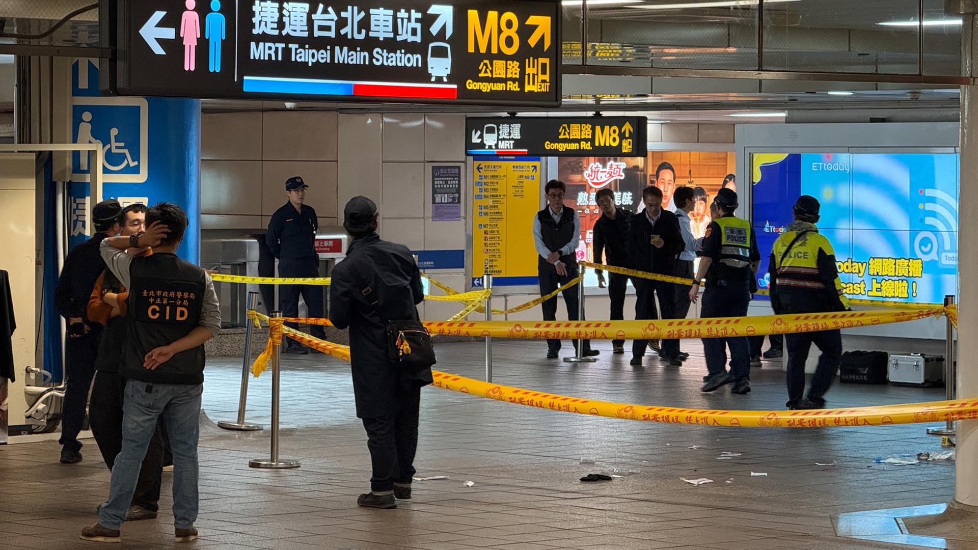 Taiwanesische Ermittler untersuchen einen Tatort im Hauptbahnhof von Taipeh. | EPA