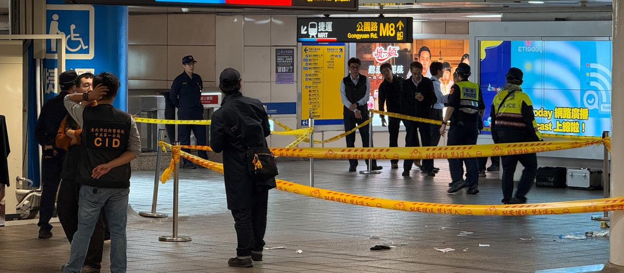 Taiwanesische Ermittler untersuchen einen Tatort im Hauptbahnhof von Taipeh.