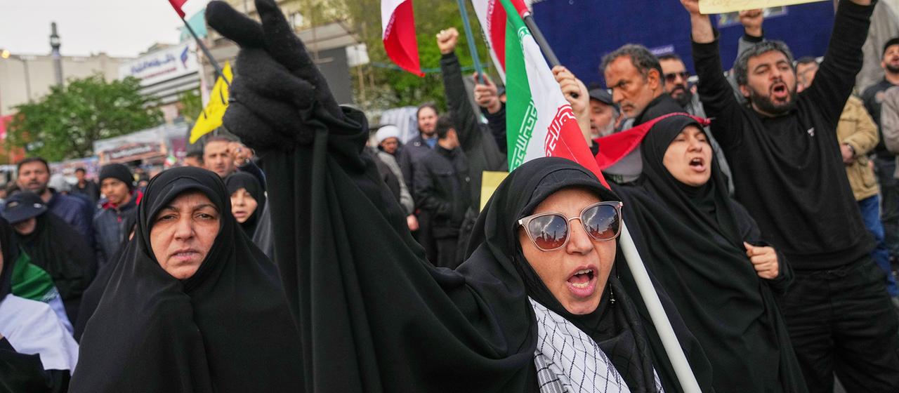 Anhänger der Regierung skandieren Parolen nach der Ankündigung einer zweiwöchigen Waffenruhe.