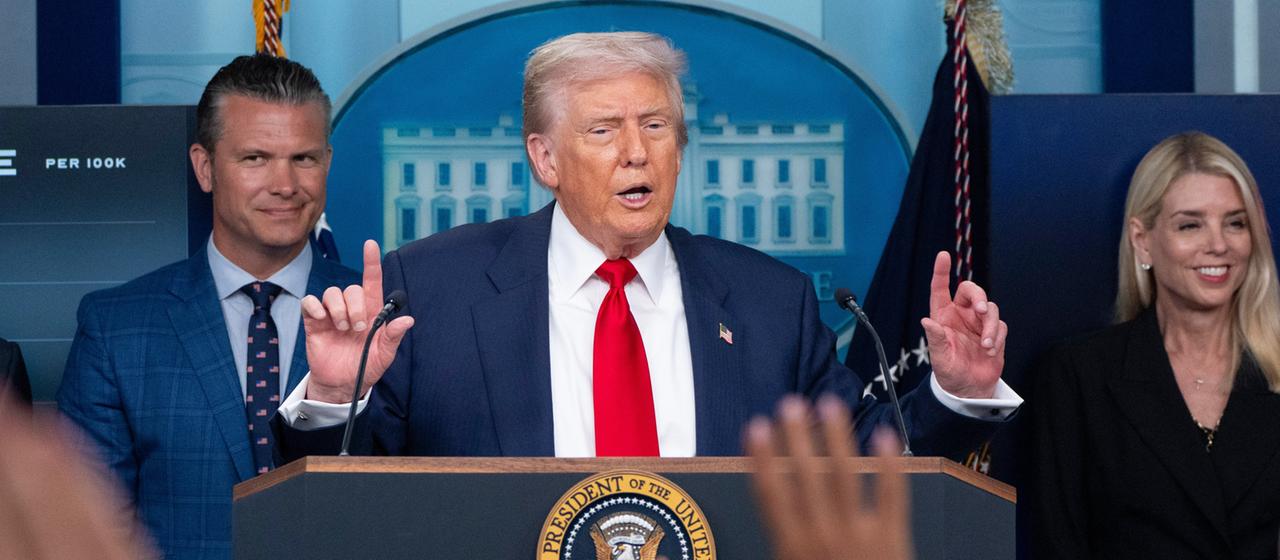 Donald Trump gestikuliert während einer Pressekonferenz im Weißen Haus.