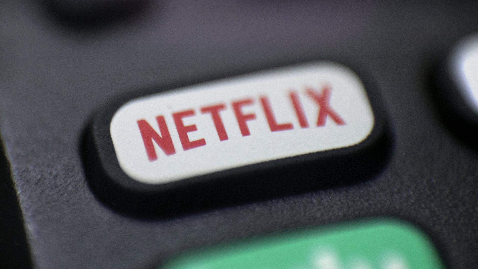 Logo des Streamingsdienstes Netflix auf der Taste einer Fernbedienung | AP