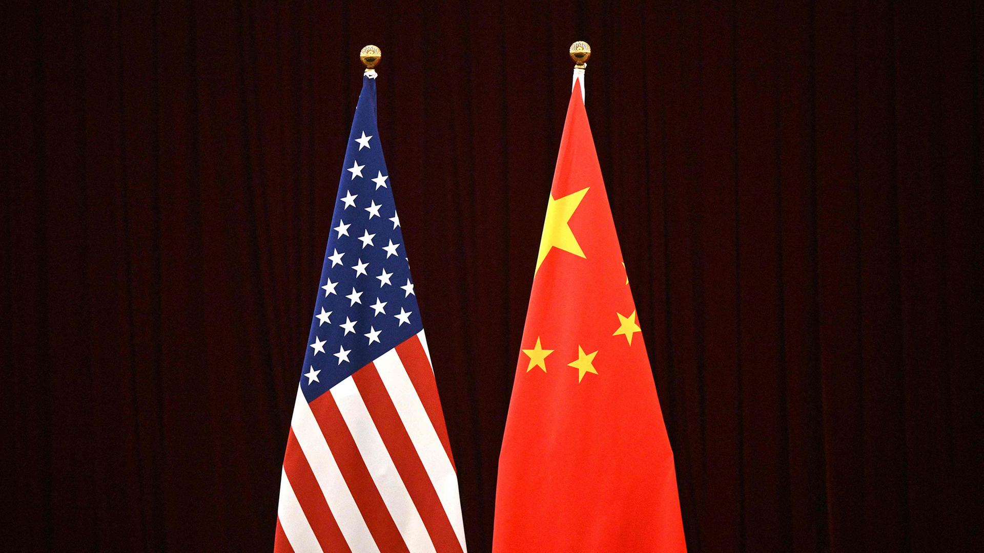 Flaggen: USA und China | AFP