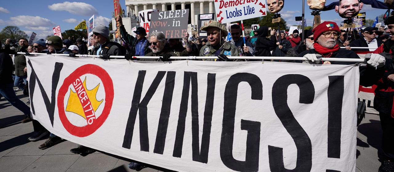 Demonstranten in Washington halten ein Banner mit der Aufschrift "No Kings"