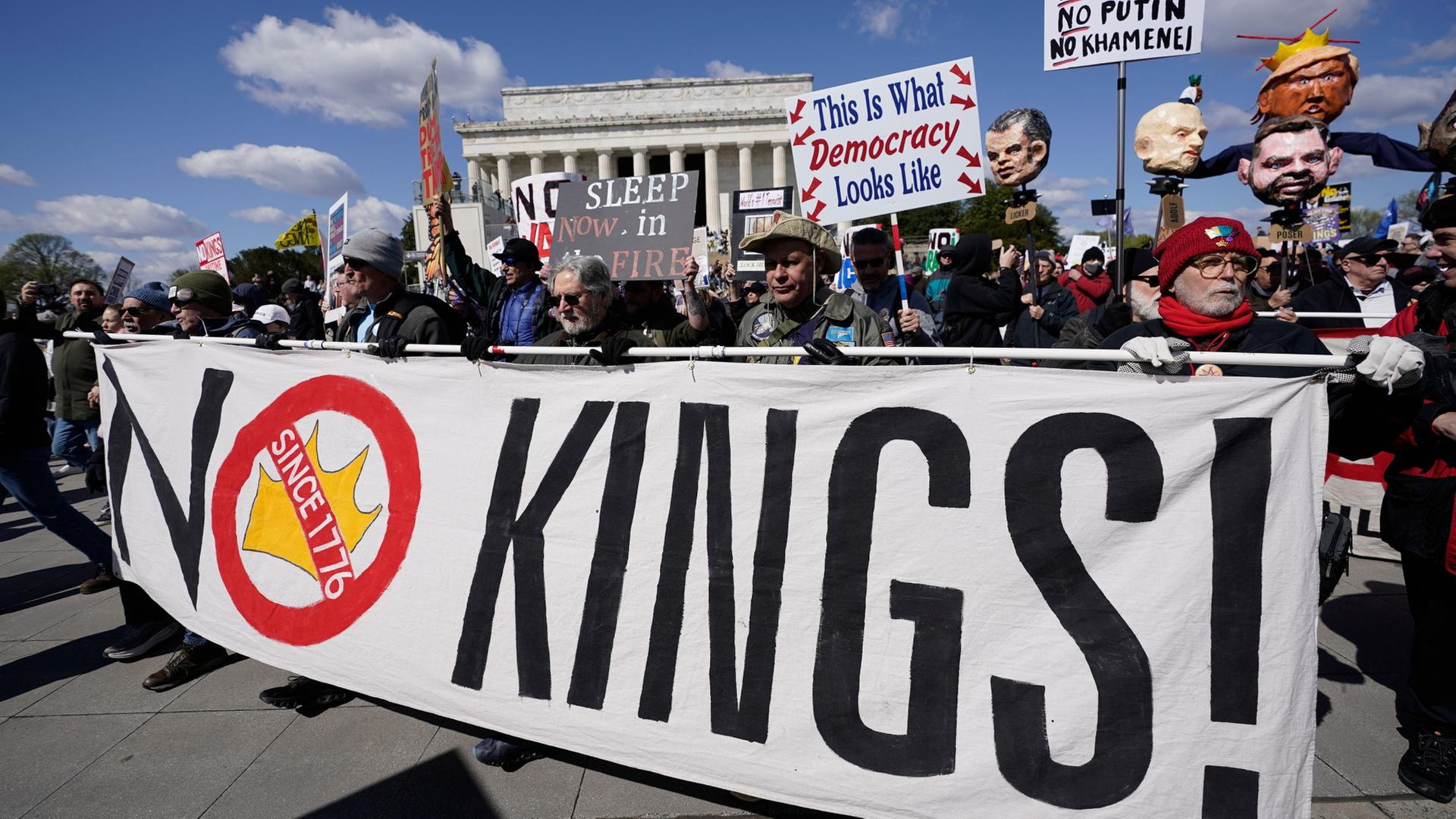 Demonstranten in Washington halten ein Banner mit der Aufschrift 