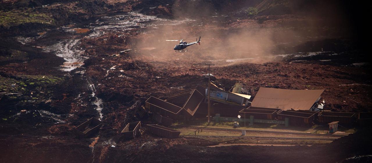 Blick auf Flächen voller Schlamm nach dem Bruch eines Staudamms bei der Gemeinde Brumadinho, Brasilien.