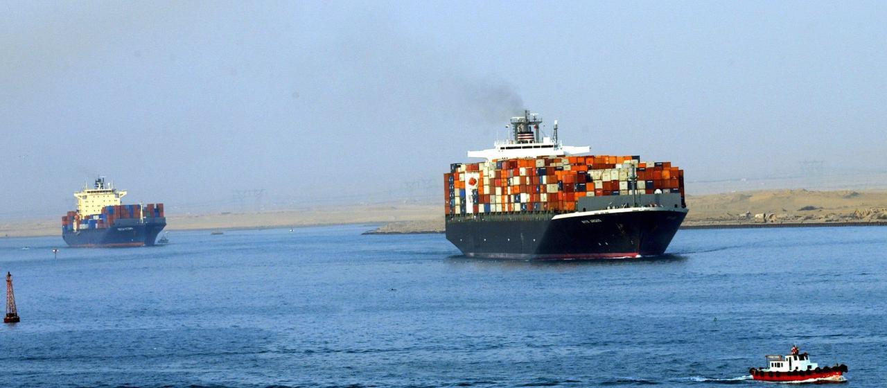 Containerschiffe im Suezkanal