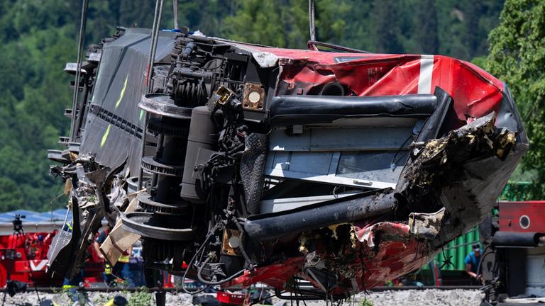 Ein entgleister Wagon nach dem Zugunglück bei Garmisch-Partenkirchen