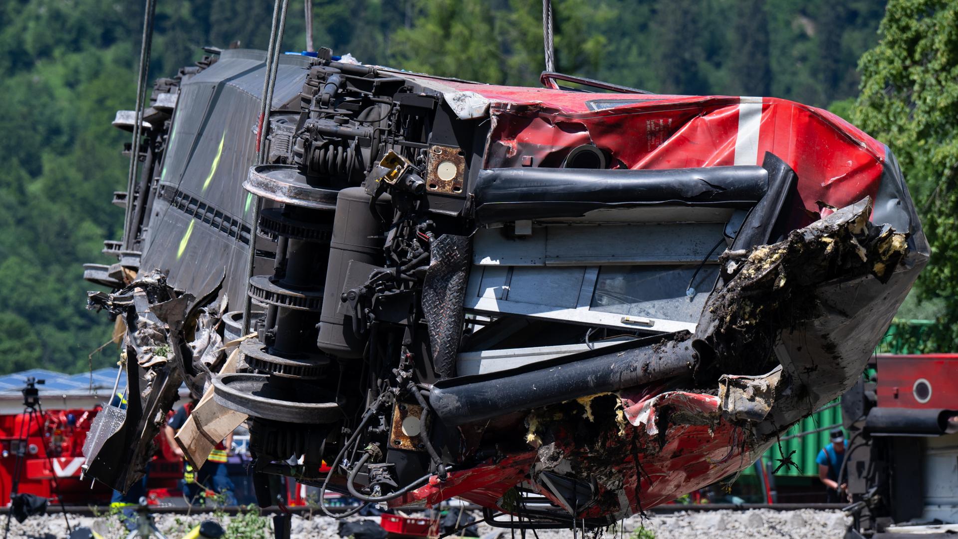 Ein entgleister Wagon nach dem Zugunglück bei Garmisch-Partenkirchen | dpa