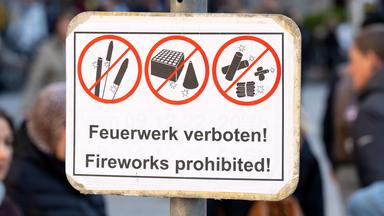 Ein Schild mit der Aufschrift "Feuerwerk verboten!" steht in München 