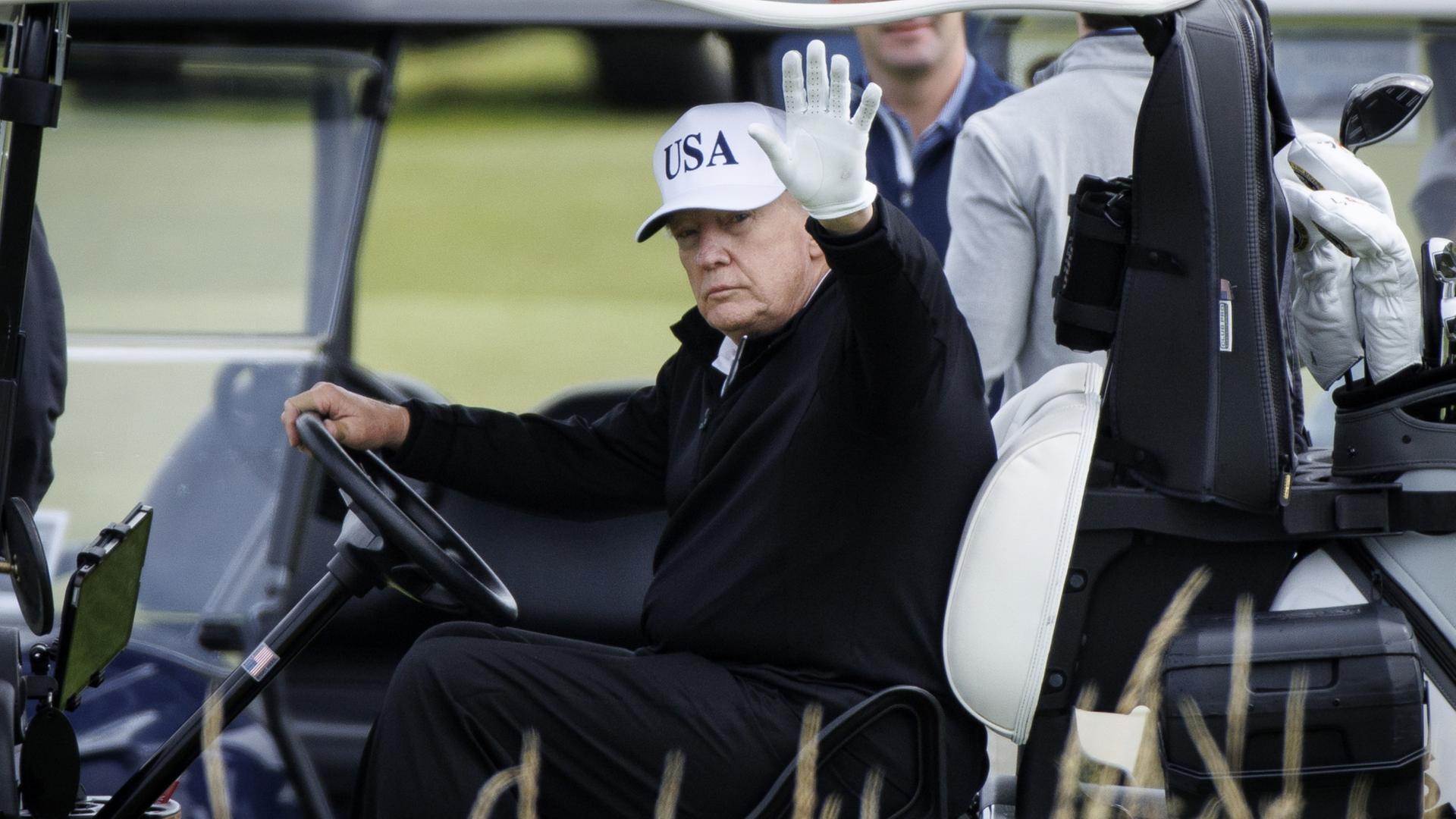 Donald Trump winkt auf seinem Golfplatz in Turnberry, Schottland | EPA