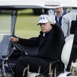 Donald Trump winkt auf seinem Golfplatz in Turnberry, Schottland