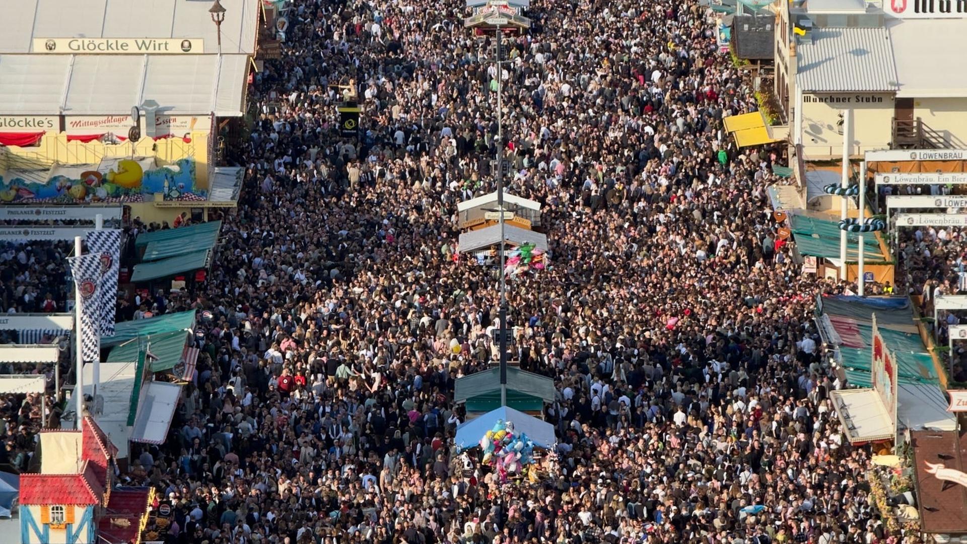 Menschenmenge auf dem Oktoberfest in Mnchen | dpa