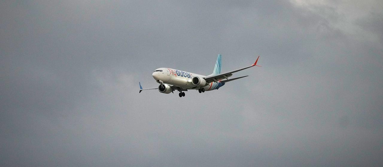 Ein Flugzeug der Fluggesellschaft Flydubai ist am Himmel zu sehen.