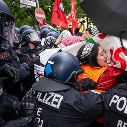 Polizisten schieben Demonstranten zusammen. (Archivbild: 15.5.2025)