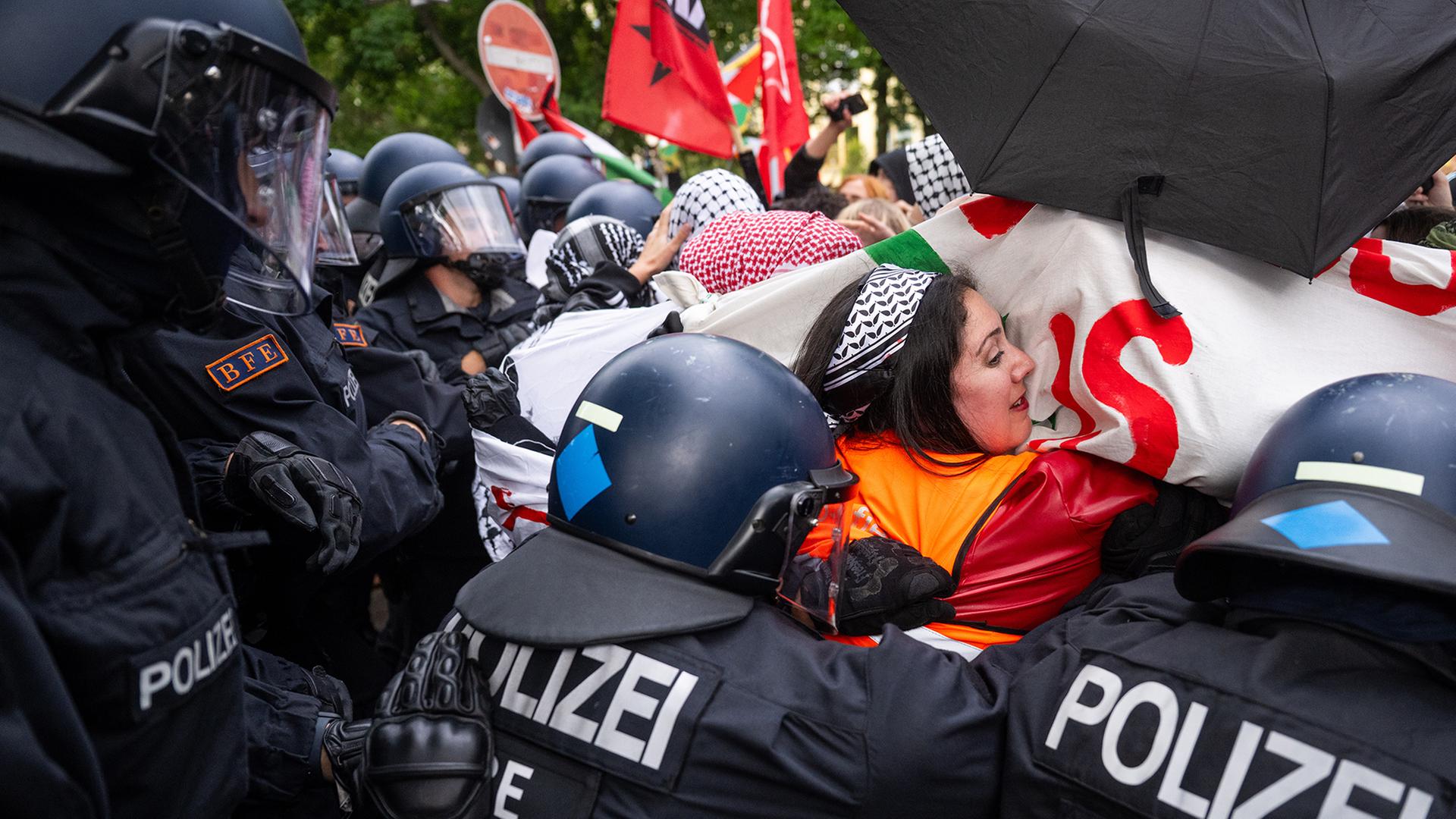 Polizisten schieben Demonstranten zusammen. (Archivbild: 15.5.2025) | dpa