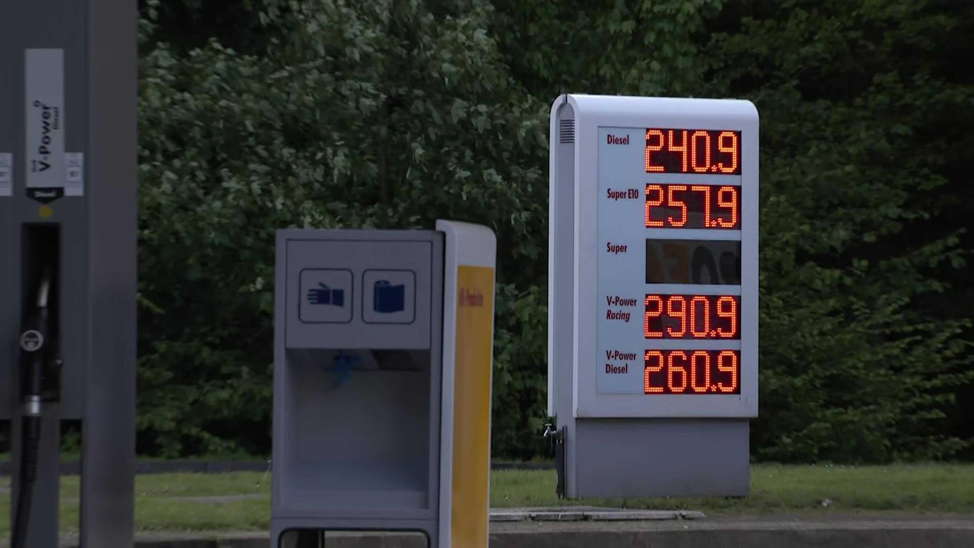 Auf einer Anzeige steht der Dieselpreis in HÃ¶he von 2,41 Euro. | WDR