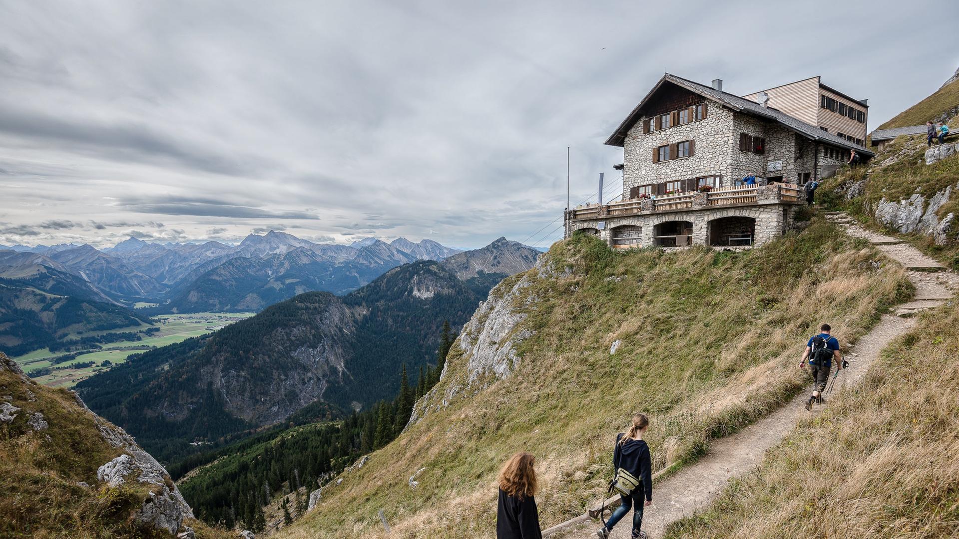 Wanderung mit Familie in Tirol: 75-Jährige stürzt 60 Meter in den Tod