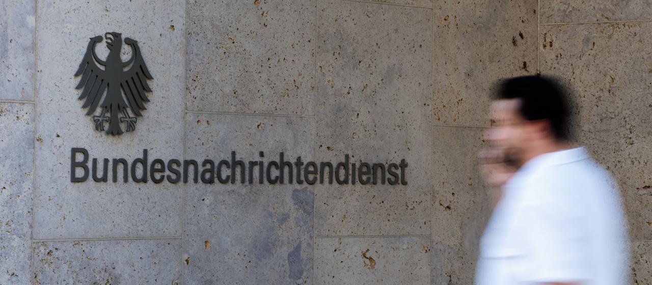 Ein Mann geht am Hauptsitz des deutschen Bundesnachrichtendienstes (BND) in Berlin vorbei.