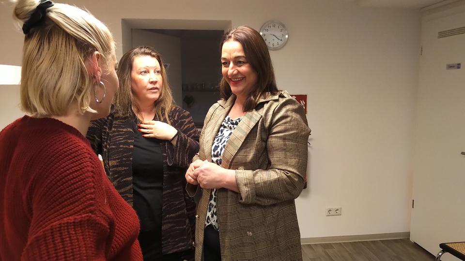 Das Team von "Housing First" half Branka Schmidt bei der Wohnungssuche. | Andre Kartschall Lena Wild, Christin Weyershausen und Branka Schmidt.