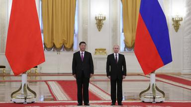 Die Präsidenten Putin und Xi vor Landesflaggen im Moskauer Kreml