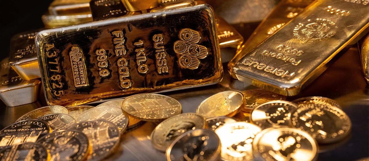 Goldbarren und Goldmünzen.