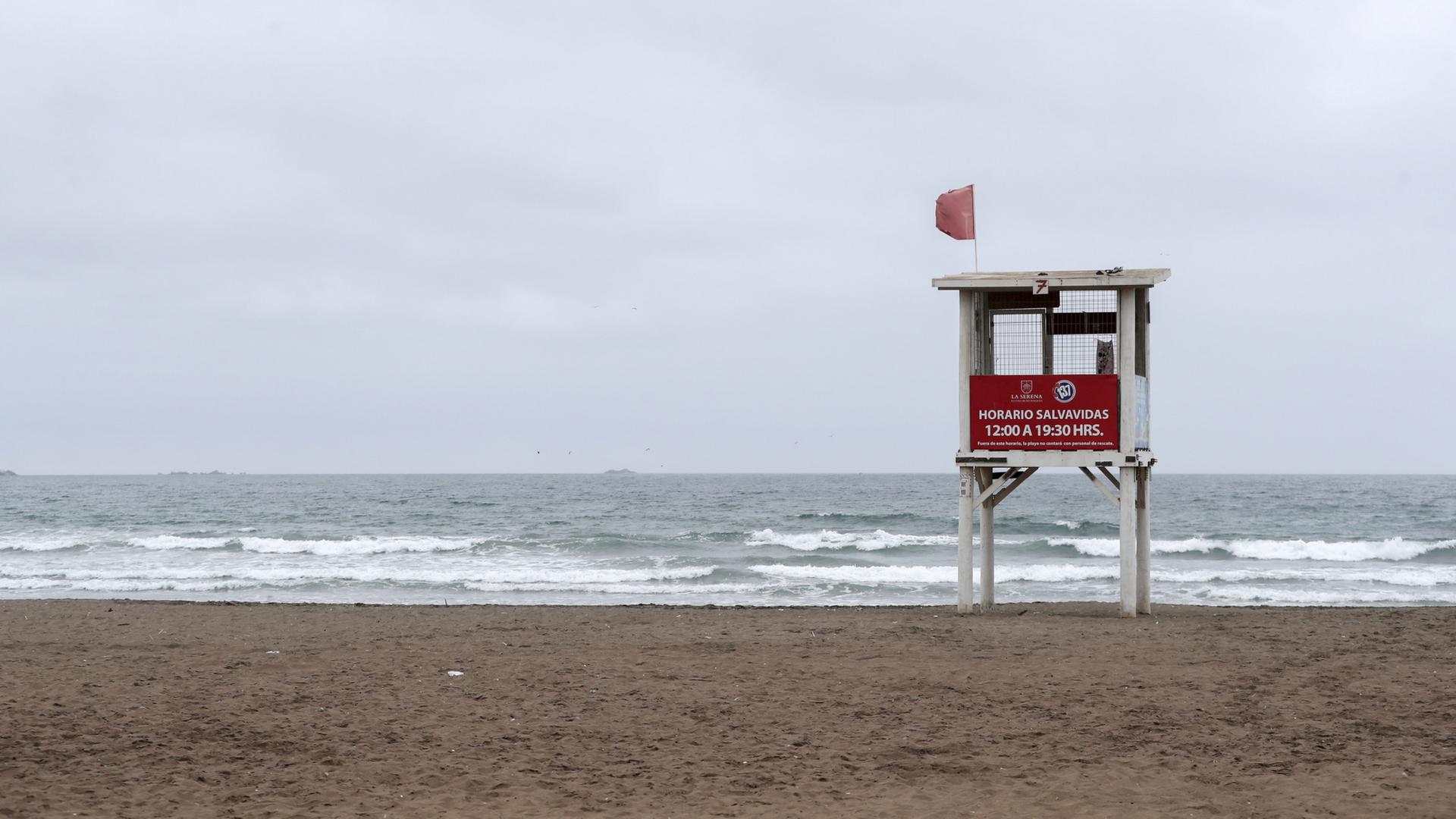 Eine rote Fahne weht am Stand der Rettungsschwimmer am Strand Cuatro Esquinas in La Serena, Chile, nachdem wegen eines Erdbebens eine Tsunami-Warnung für den Pazifik-Raum ausgegeben worden war. | EPA