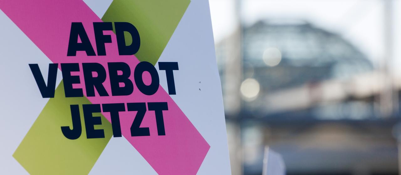 Schild mit der Forderung nach einem AfD-Verbot