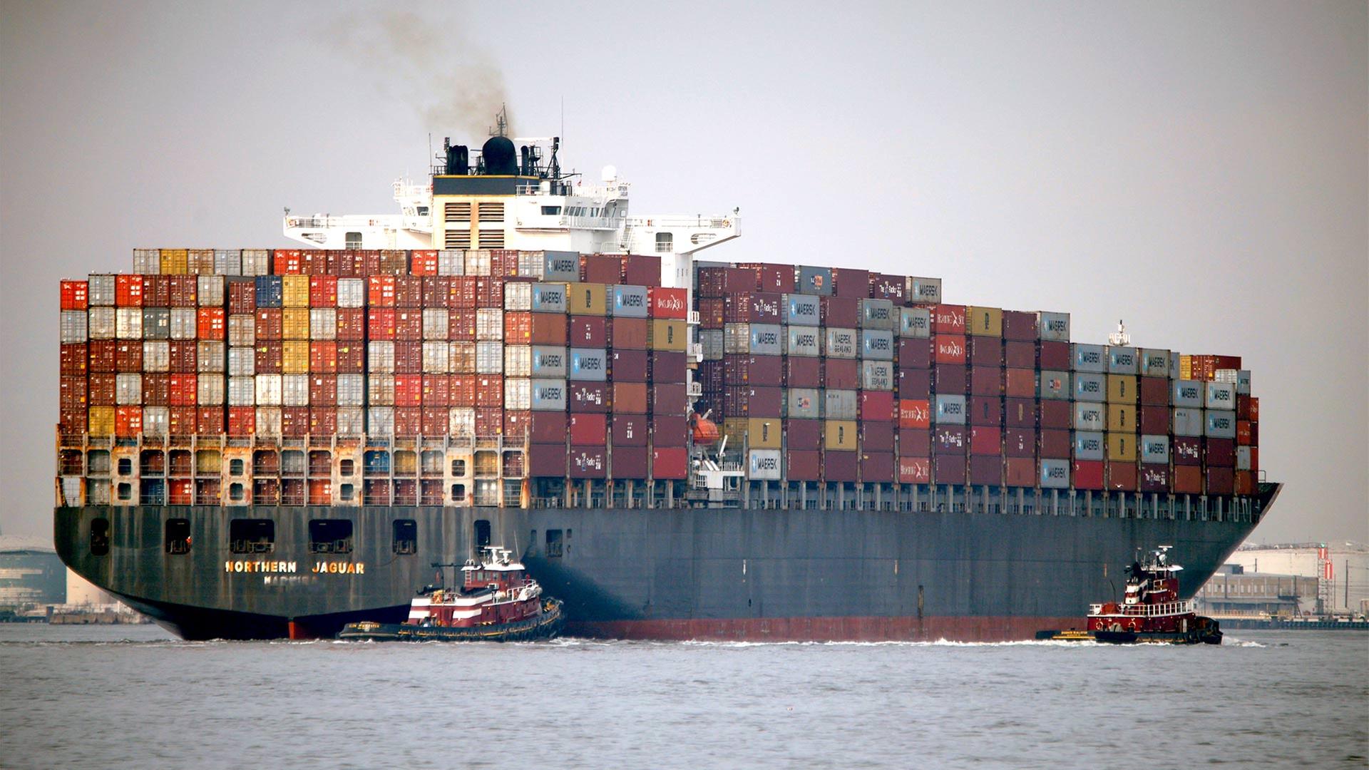 Containerschiff fährt in den Hafen von New Jersey ein. | picture alliance / NurPhoto