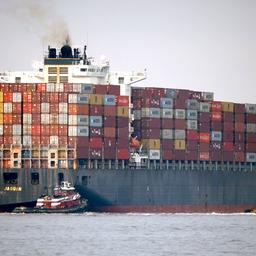 Containerschiff fährt in den Hafen von New Jersey ein.