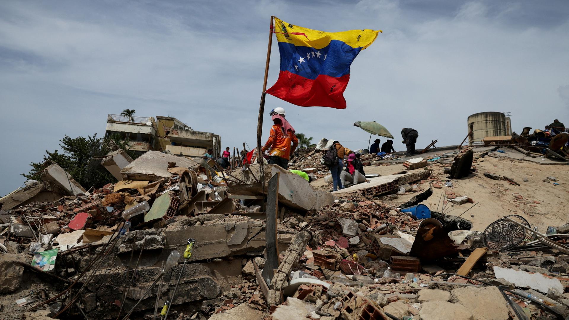 Rettungskräfte sind nach den Erdbeben in Venezuela in den Trümmern eines eingestürzten Gebäudes im Einsatz. | REUTERS