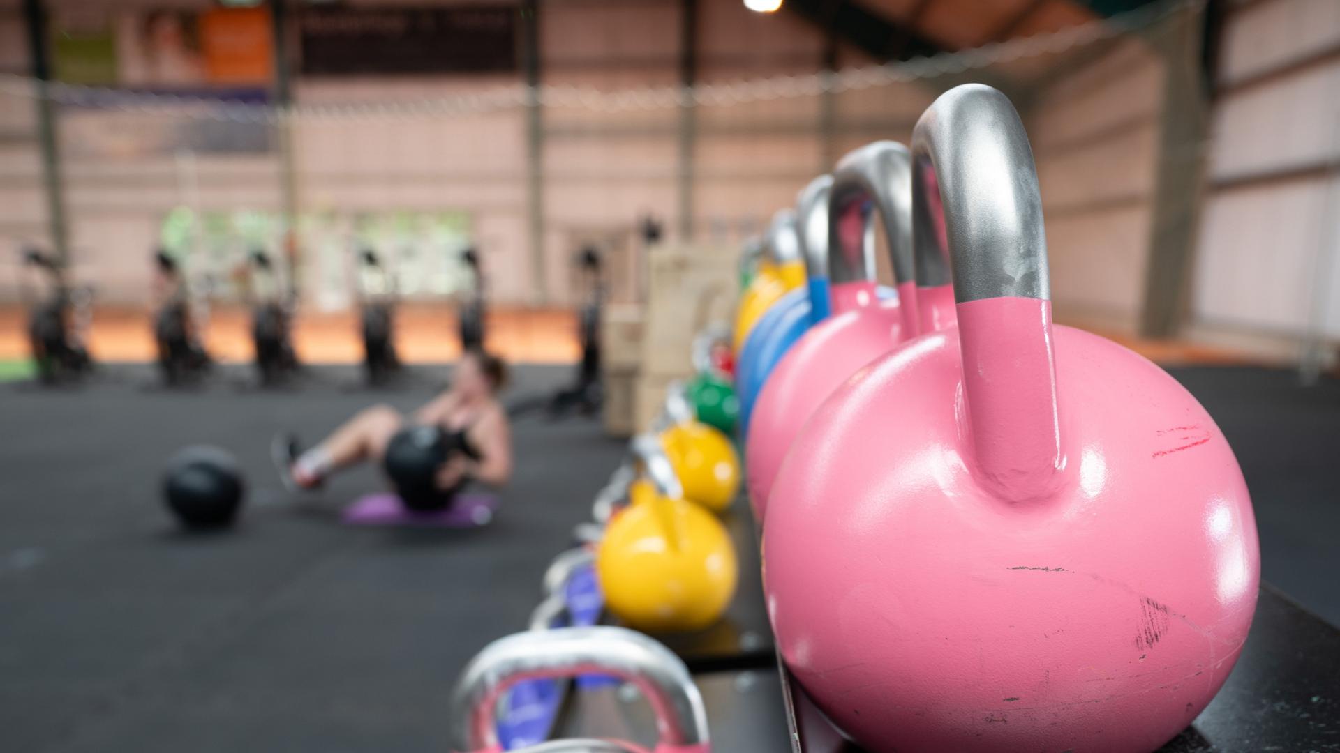 Teilnehmer während einer Trainingseinheit für den Gruppen-Fitness-Wettkampf Hyrox. | Sebastian Kahnert/dpa