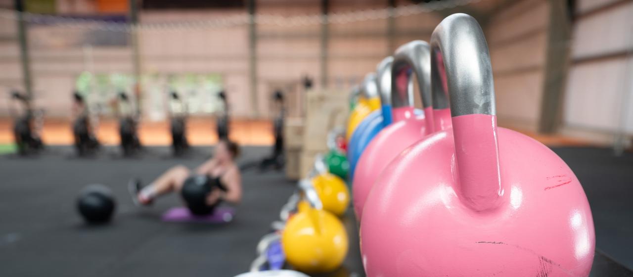 Teilnehmer während einer Trainingseinheit für den Gruppen-Fitness-Wettkampf Hyrox.