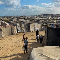 Palästinensische Kinder tragen Wasserkrüge im Gebiet Mawasi in Chan Junis im südlichen Gazastreifen.
