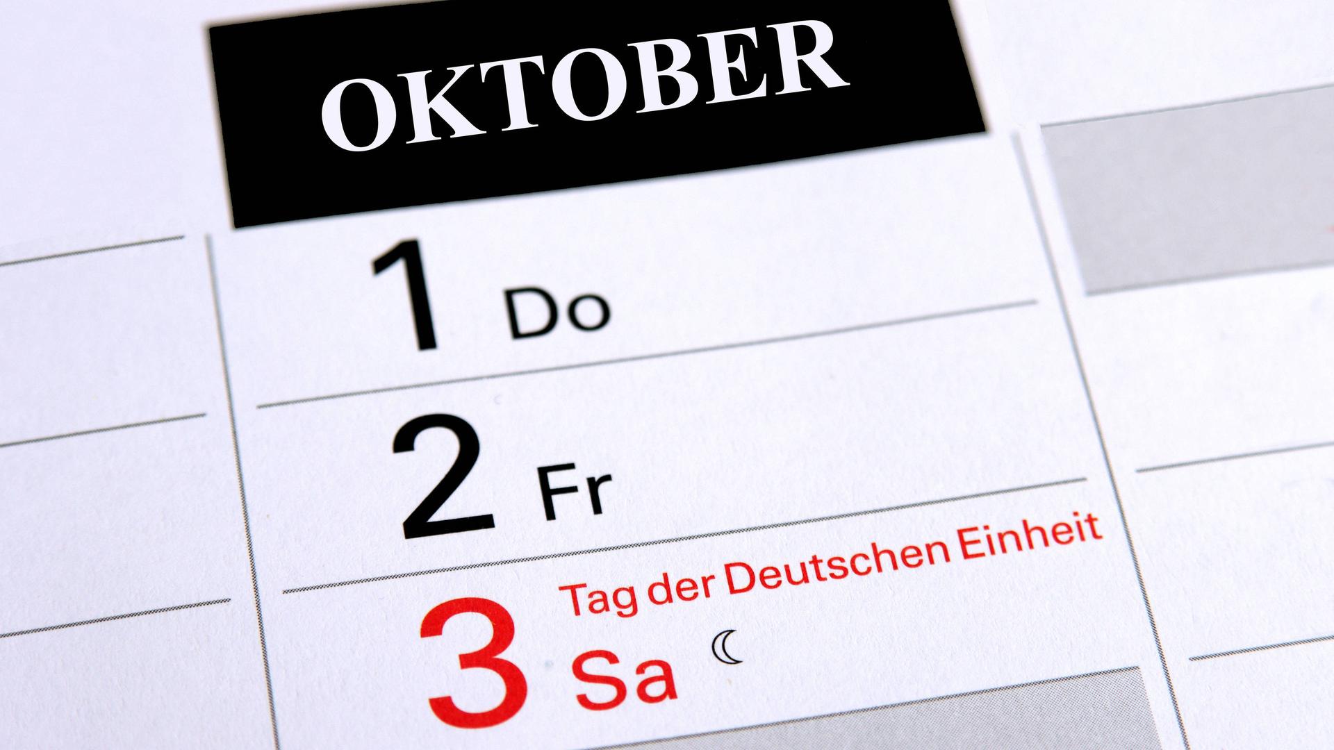 in einem Kalenderausschnitt ist der Oktober zu sehen, darunter der 3. Oktober, also der Tag der Deutschen Einheit, der auf einen Samstag fällt | IMAGO/CHROMORANGE