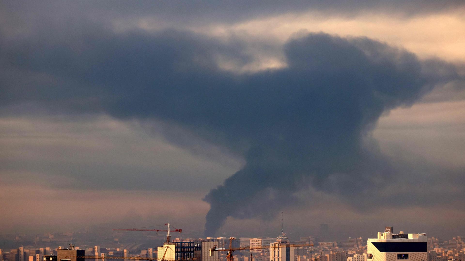 Rauch steigt am Himmel über Teheran auf | AFP