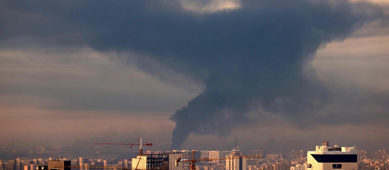Rauch steigt am Himmel über Teheran auf