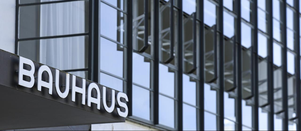 Blick auf das Bauhausgebäude in der  Dessau-Roßlau (Archiv)