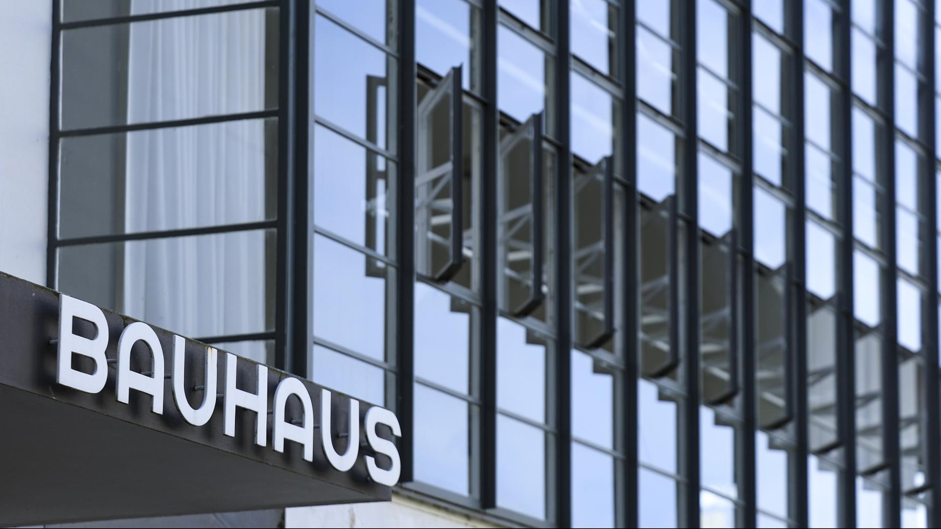 Blick auf das Bauhausgebäude in Dessau-Roßlau (Archivbild: 01.09.2025) | dpa