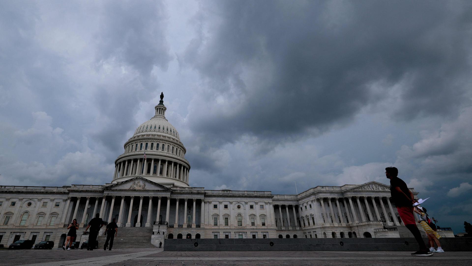 Außenansicht des US-Kapitols vor dunklen Gewitterwolken | Getty Images via AFP