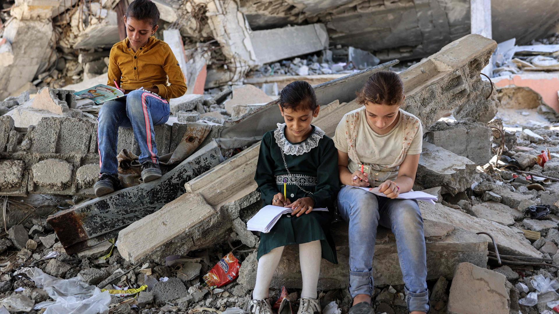 Kinder in Gaza machen Schulaufgaben | AFP