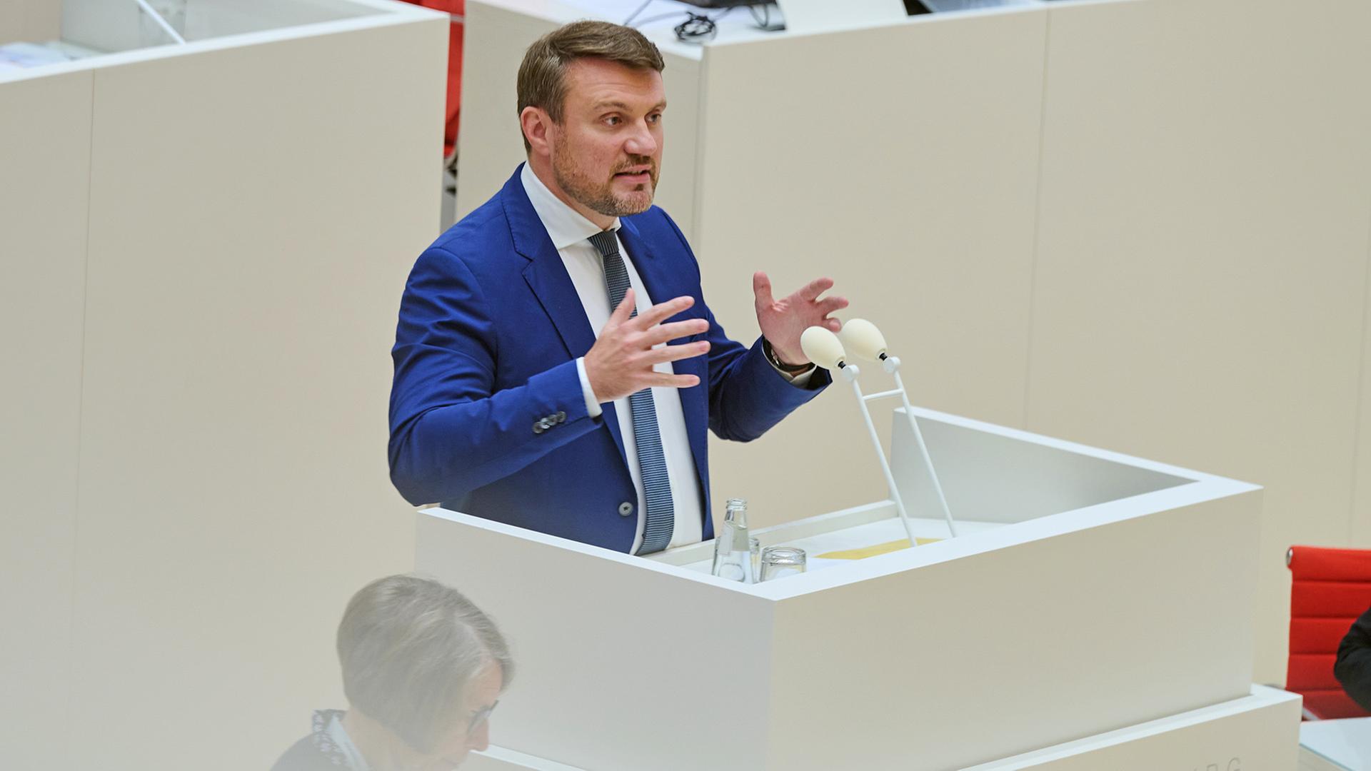 Daniel Keller (SPD), Minister der Finanzen im Land Brandenburg, spricht im Landtag (Quelle: dpa/A.Riedl) | dpa/A.Riedl