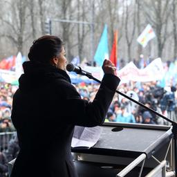 Sahra Wagenknecht spricht auf einer "Friedensdemo" am 25. Februar 2023 in Berlin.
