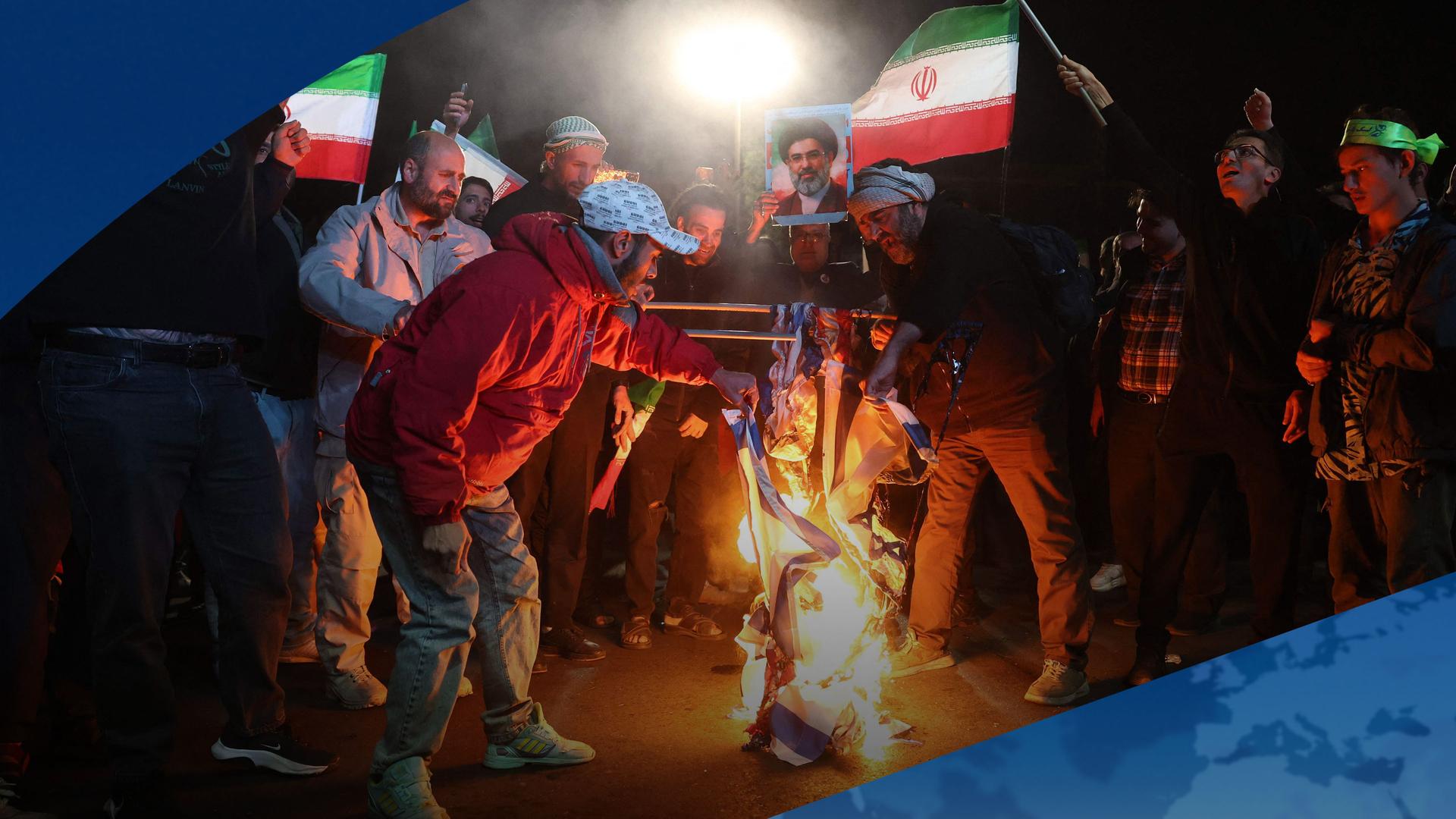 Menschen im Iran verbrennen Flaggen | AFP