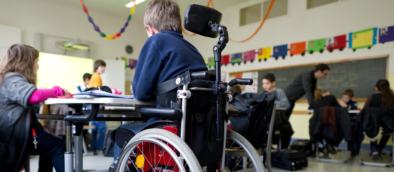 Kind im Rollstuhl im Klassenzimmer