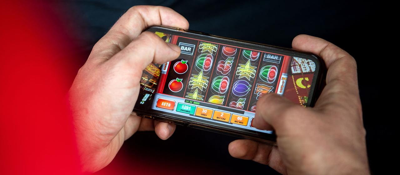 Ein Online-Glücksspiel wird auf einem Mobiltelefon gespielt.
